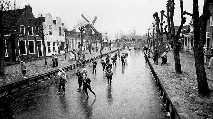 Doortocht in het Friese Sloten van de DERTIENDE ELFSTEDENTOCHT in Nederland . foto VINCENT MENTZEL/NRCH==B/W==Sloten, 21 februari 1985