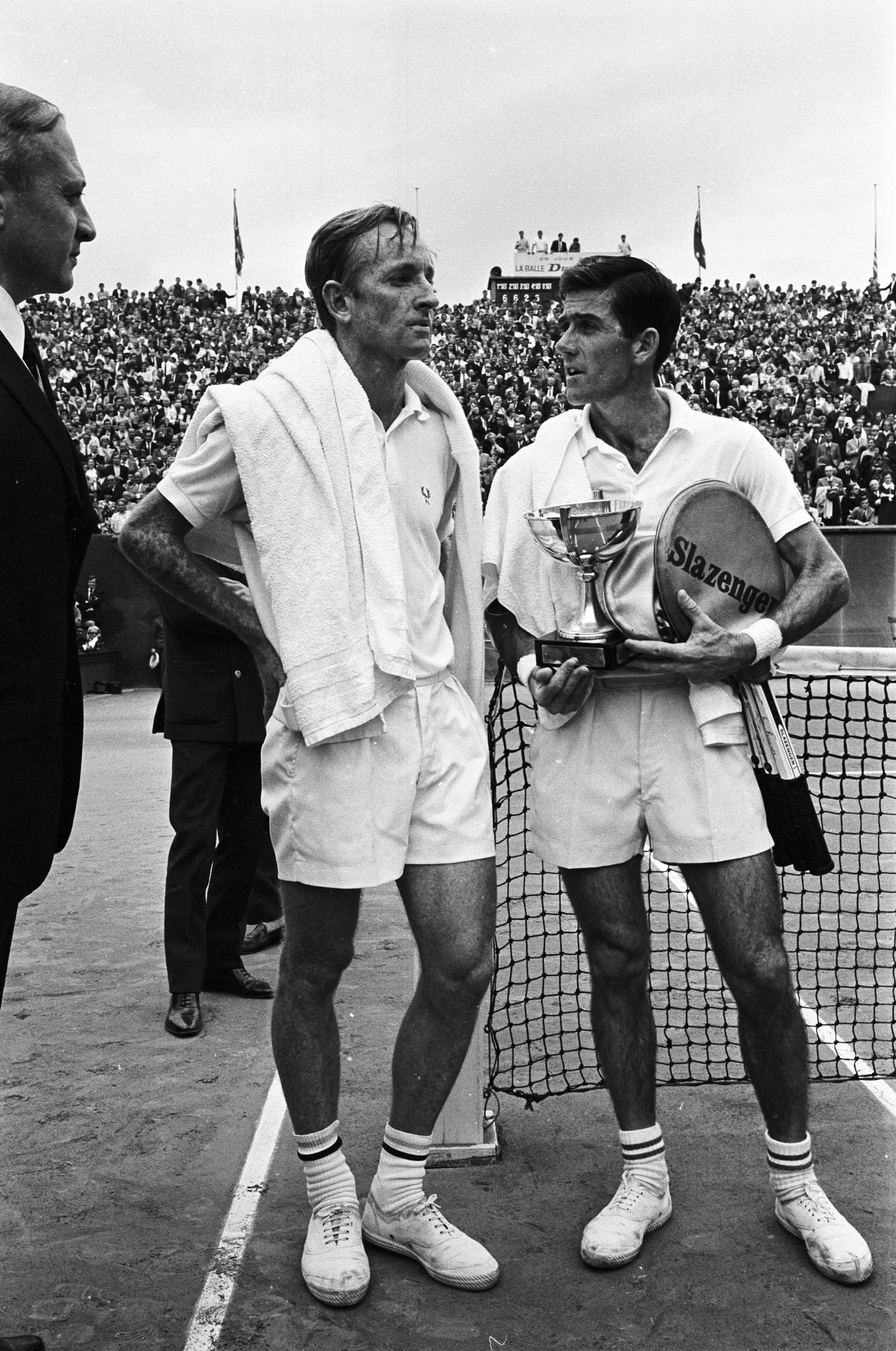De Australiër Ken Rosewall (rechts) naast landgenoot Rod Laver, na zijn gewonnen finale op Roland Garros in 1968.