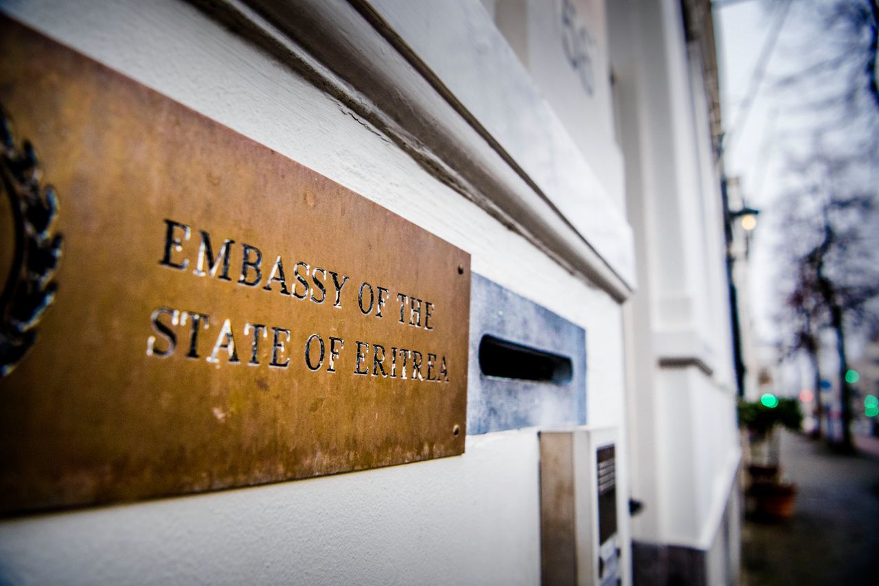 Het ambassadekantoor van Eritrea haalde geld op onder druk.