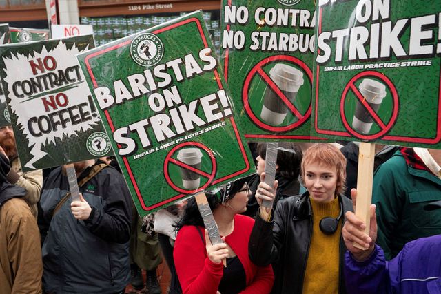Boos Starbucks-personeel op 13 november, het begin van de staking, bij de voormalige vestiging van de Reserve Roastery in Seattle.