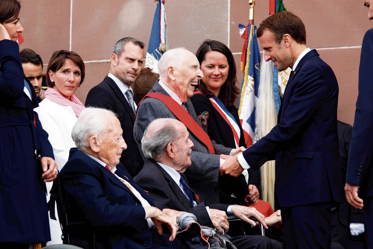 Verzetsstrijder Daniel Cordier schudt de hand van Emmanuel Macron tijdens een herdenkingsceremonie in 2018.
