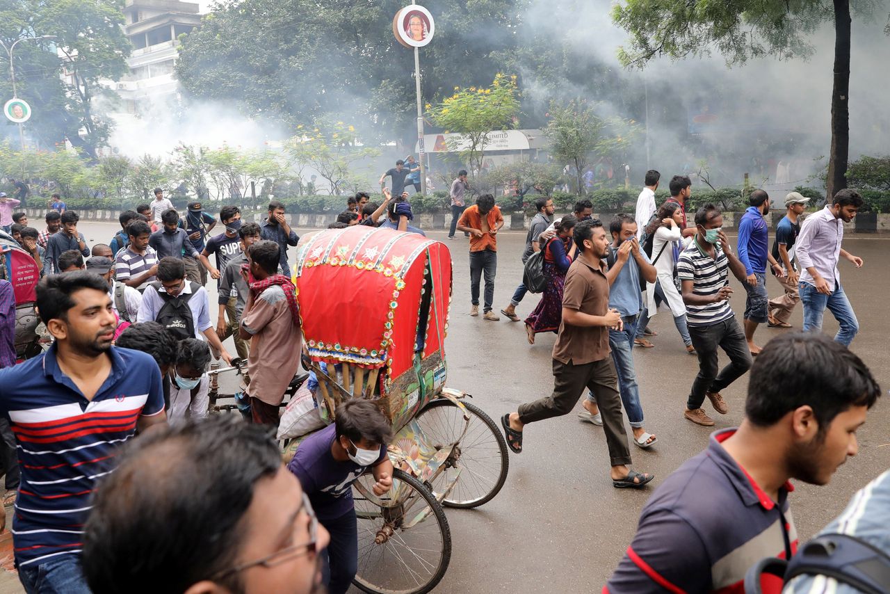 Deelnemers aan de protesten in de hoofdstad Dhaka, zoals deze van zondag 5 augustus, zijn veelal studenten en scholieren.
