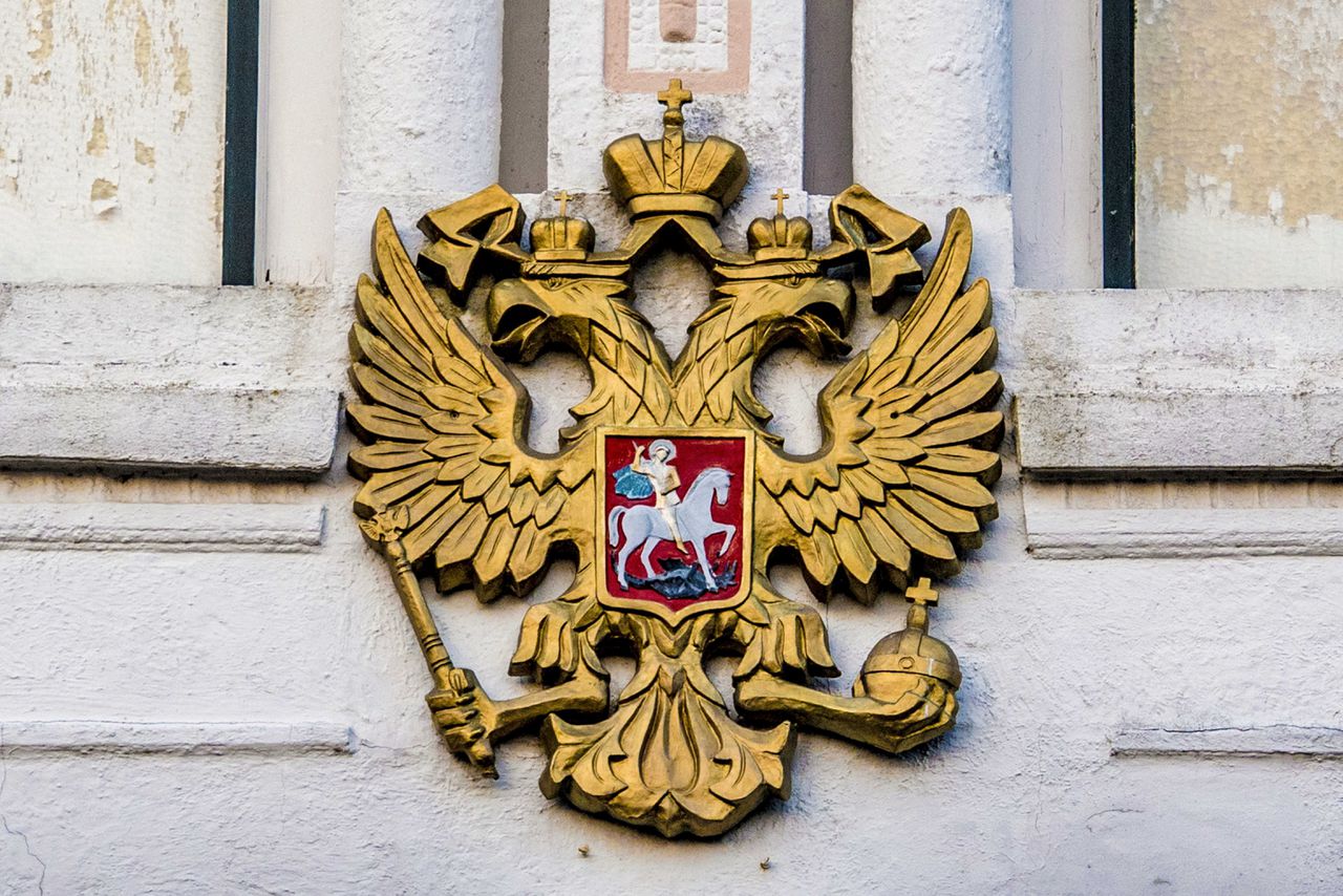 Het wapen van de Russische Federatie bij de ambassade van Rusland in Nederland aan de Andries Bickerweg.