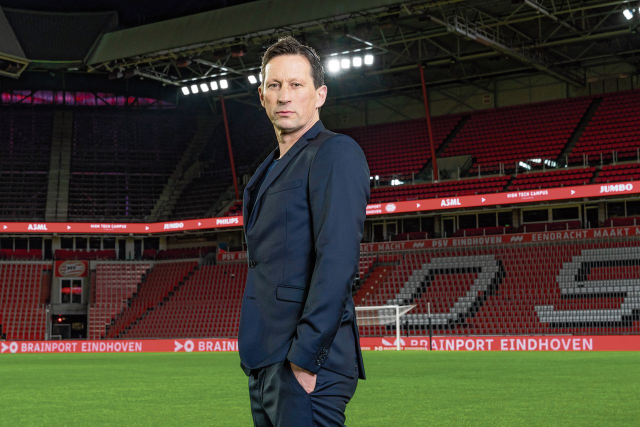 De nieuwe trainer van PSV, de Duitser Roger Schmidt, poseert in het stadion van PSV.