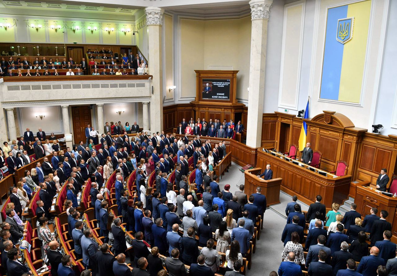 Parlementariërs leggen de eed af bij de eerste zitting van het nieuwe parlement op 29 augustus in Kiev.