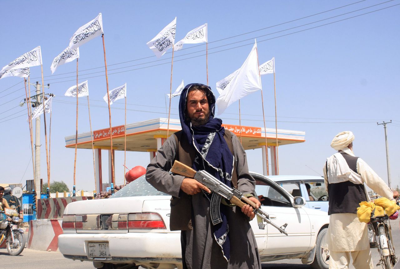 Een Talibanstrijder bij de Afghaanse stad Ghazni, die afgelopen donderdag werd ingenomen.