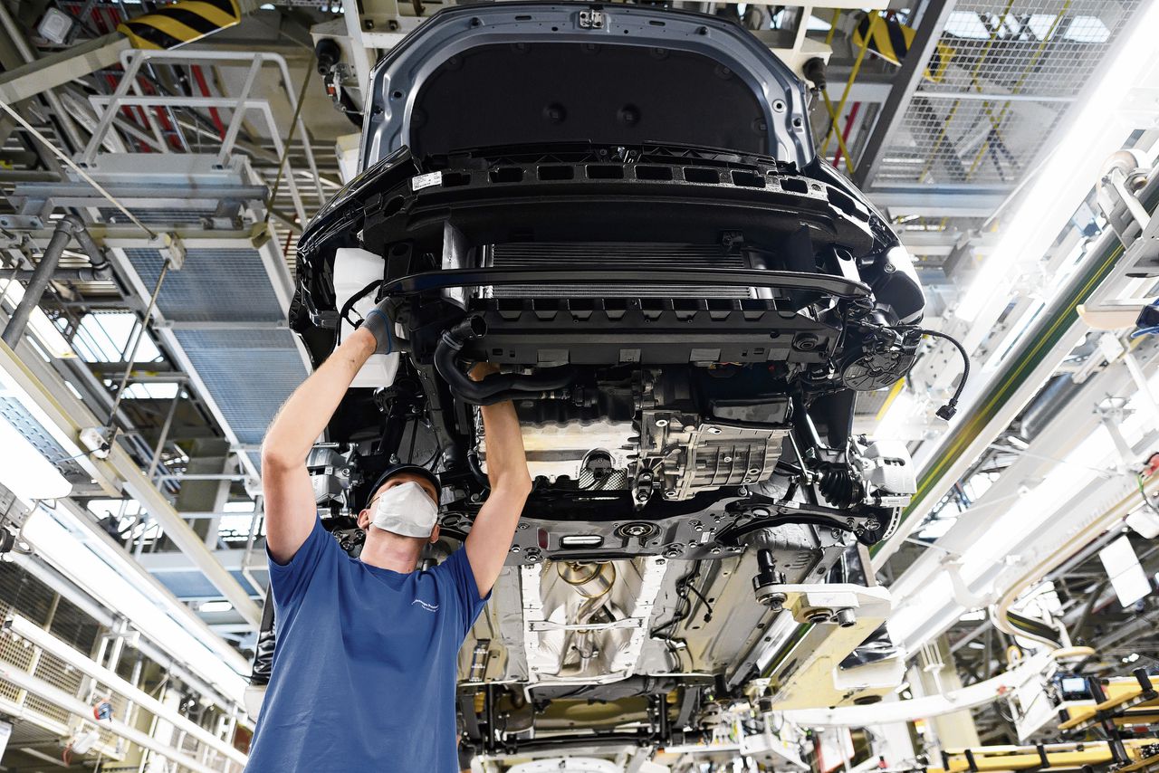 Autoproductie in de Volkswagenfabriek in het Poolse Poznan. Volkswagen en BMW krijgen een boete van 875 miljoen euro vanwege kartelvorming.