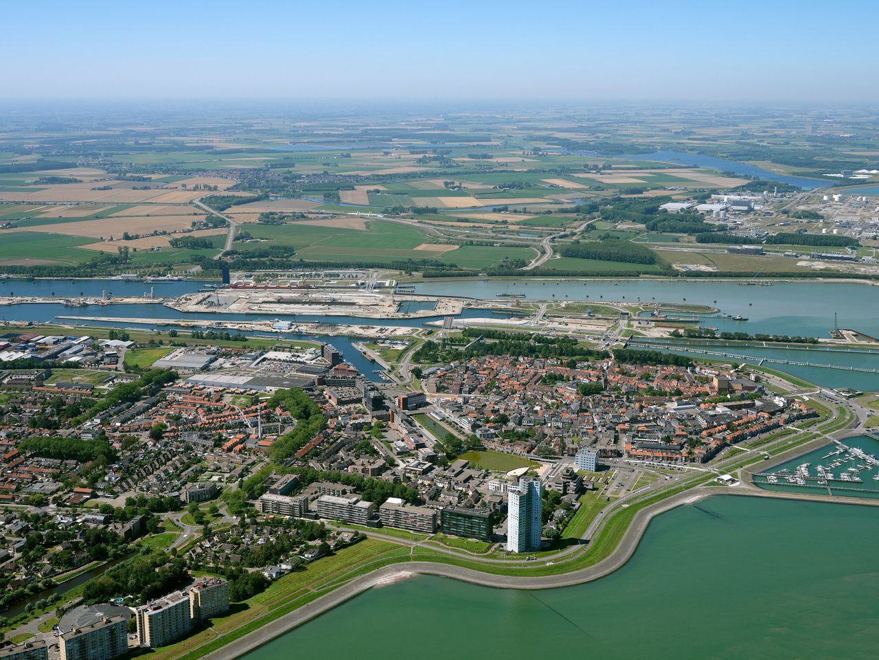 Terneuzen en het sluizencomplex in het Kanaal Gent-Terneuzen in Zeeuws-Vlaanderen, dat geen geld krijgt uit het Volkshuisvestingsfonds.