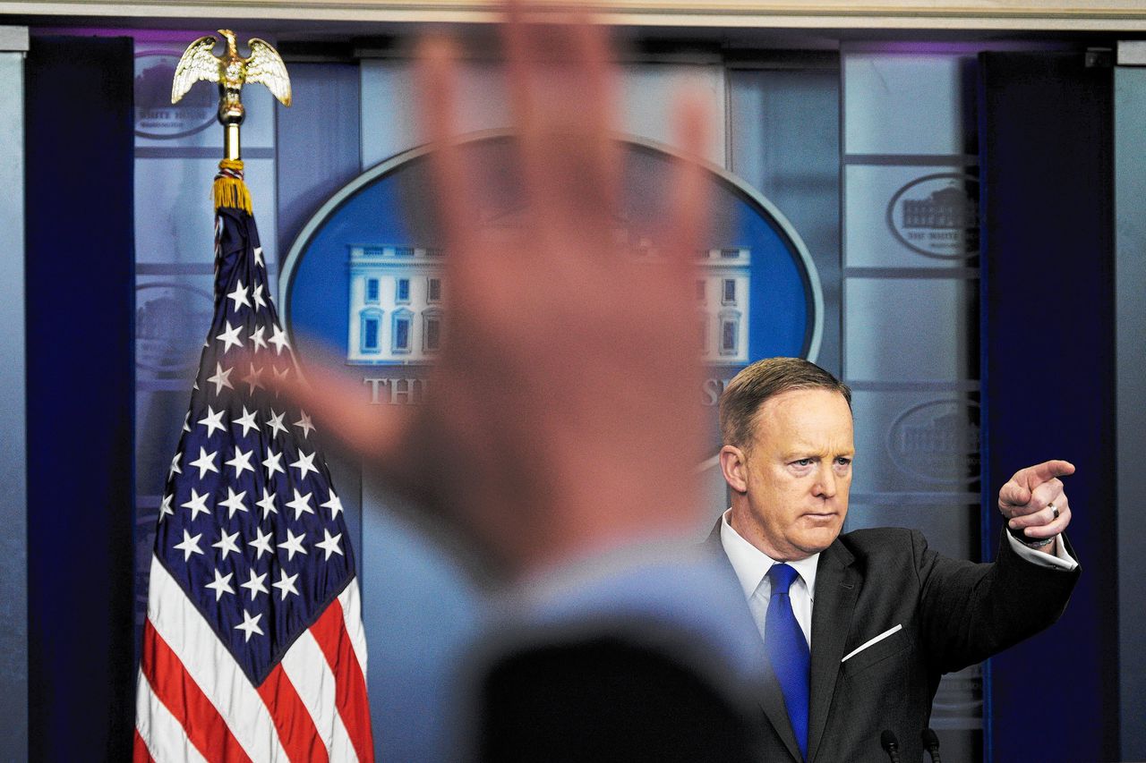 In Amerika zijn de mainstream media een vijand van het volk genoemd . Op de foto: woordvoerder van het Witte Huis Sean Spicer.