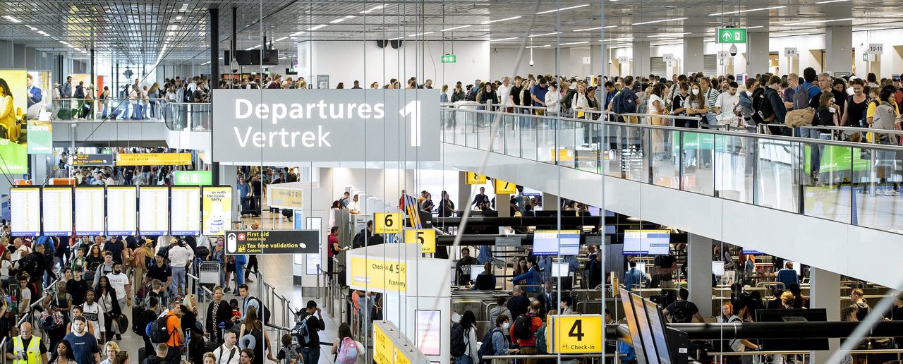 Reizigers op Schiphol eerder deze maand. In juli is er op de luchthaven ruimte voor hooguit 67.500 lokaal vertrekkende passagiers per dag.