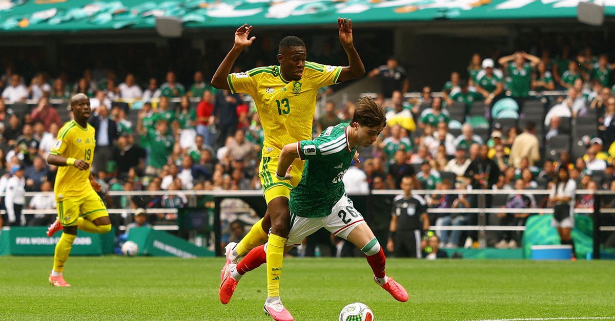 Gastland Mexico wint met 2-0 van Zuid-Afrika in eerste wedstrijd van WK