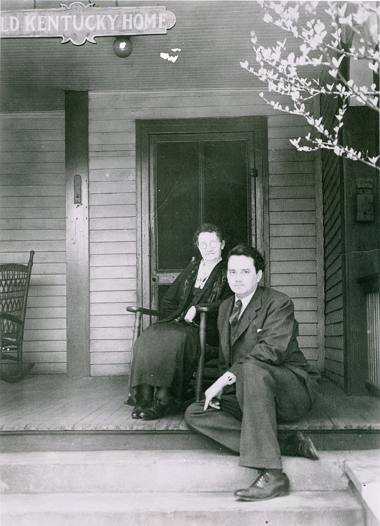Thomas Wolfe met zijn moeder, Julia Wolfe, bij haar huis, 1937.