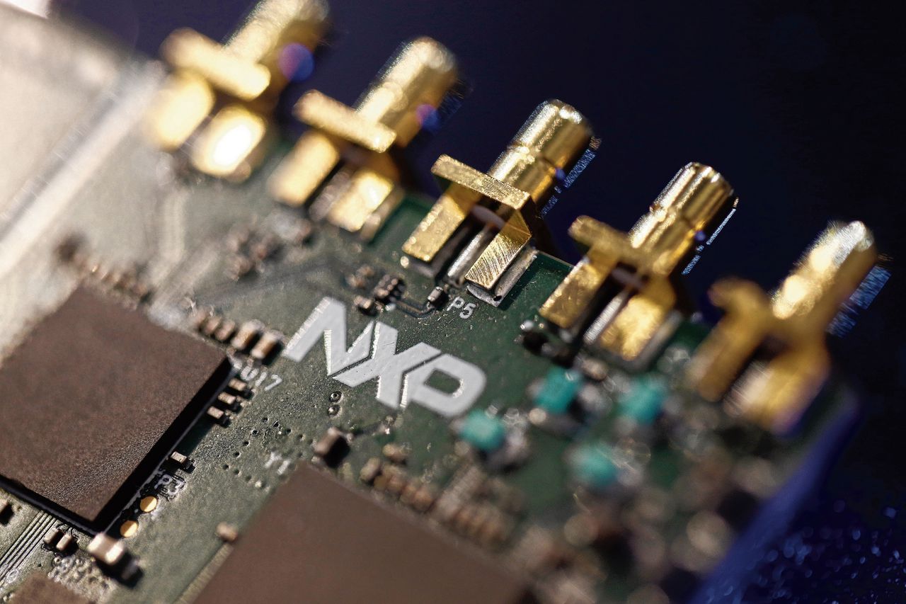 Chips van NXP voor mobiele telefoons, getoond op een telecombeurs in Barcelona. NXP is gespecialiseerd in chips voor beveiligde communicatie en auto’s.