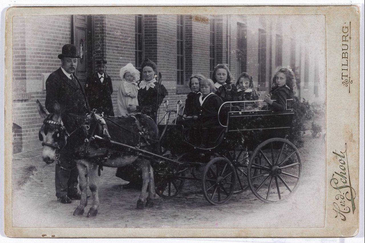 De familie Kessels. Helemaal rechts op de wagen Marietje. Foto H. van der Schoot/Collectie Regionaal Archief Tilburg