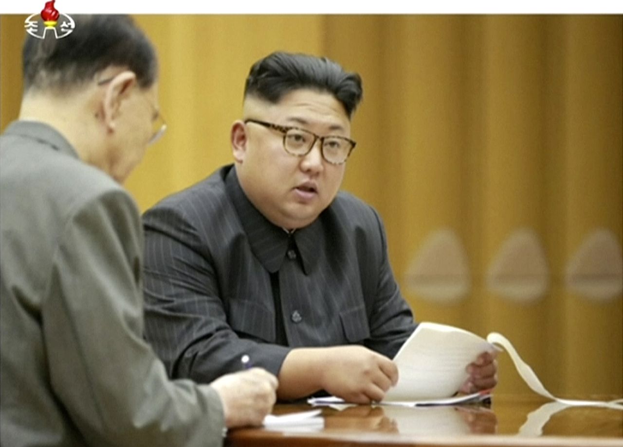 Kim Jong-un tijdens een nieuwsuitzending over de kernproef.