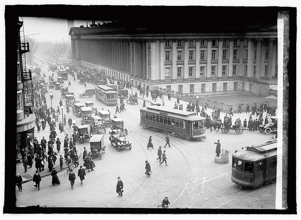 Foto van een kruispunt in New York in 1918, voordat in die stad maatregelen waren genomen om verspreiding van de Spaanse griep in te dammen.