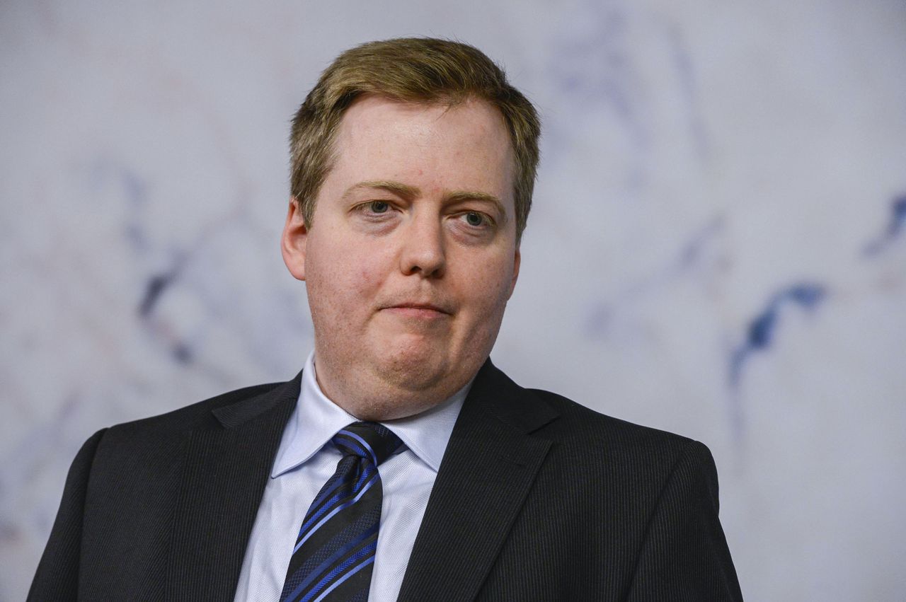 De IJslandse premier Sigmundur David Gunnlaugsson liep weg uit een interview nadat hem een vraag werd gesteld over zijn bedrijf Wintris, dat voorkomt in de Panama Papers.