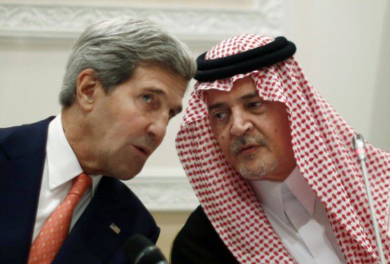 John Kerry met de Saoedische minister van Buitenlandse Zaken Prins Saud al-Faisal, in Riad.