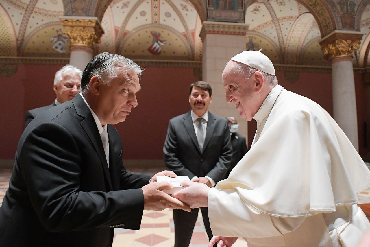 Franciscus vraagt Orbán om open beleid 