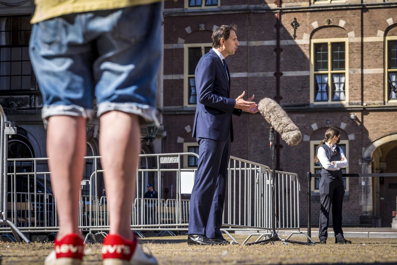 Wopke Hoekstra op het Binnenhof maandag, kort voor een nieuw gesprek met informateur Mariette Hamer.