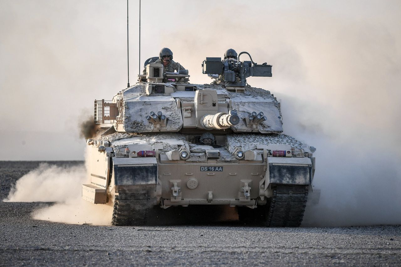 Een Britse Challenger 2-tank oefent in de woestijn van Oman.