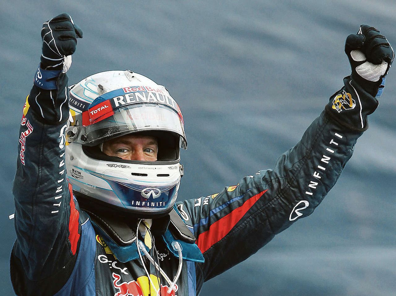 Sebastian Vettel viert zijn zesde seizoenszege op het circuit van Monza.