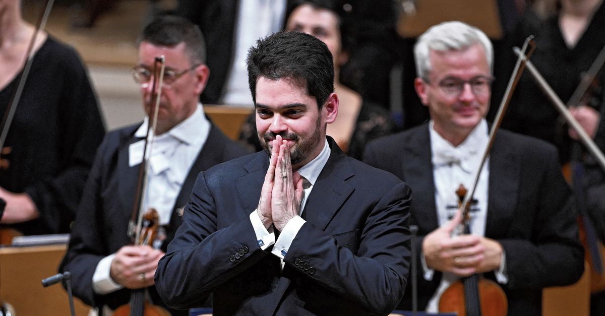 De Israëlische dirigent Lahav Shani kán zich stevig uitspreken tegen Israël, maar kiest voor de ‘verbindende’ kracht van muziek. Wat moet je daarvan denken?