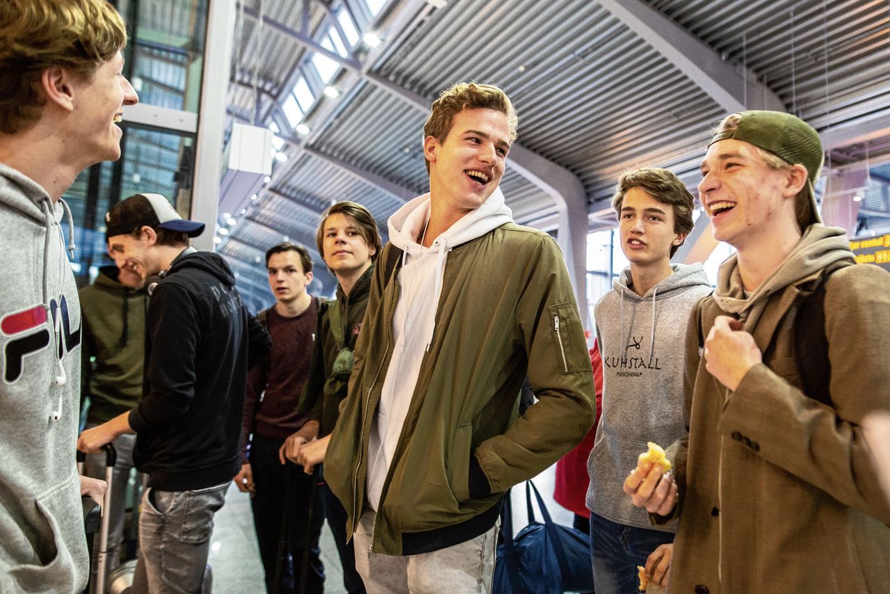 Eindexamenleerlingen vrijdagmorgen op Eindhoven Airport, voor vertrek naar Chersonissos.