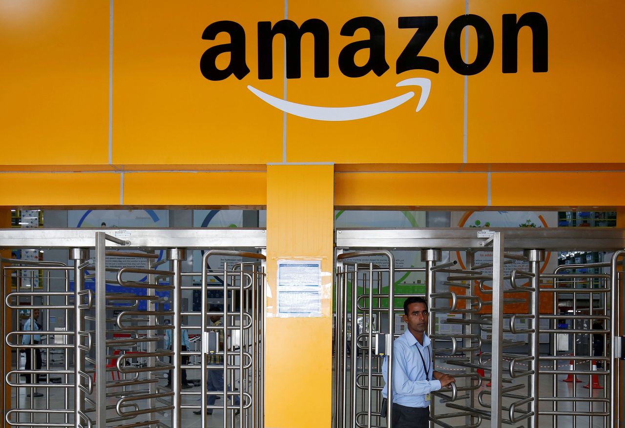 Een distributiecentrum van Amazon in India. Door Covid-19 is de pakketbezorging door Amazon fors toegenomen.