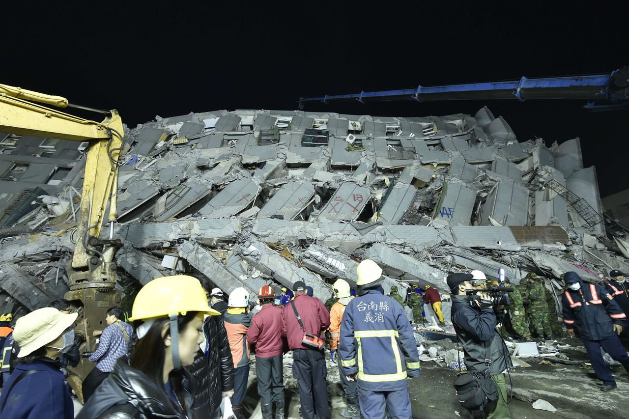 Reddingswerkers bij de ingestorte flat in Taiwan. Hier vielen bijna alle slachtoffers.