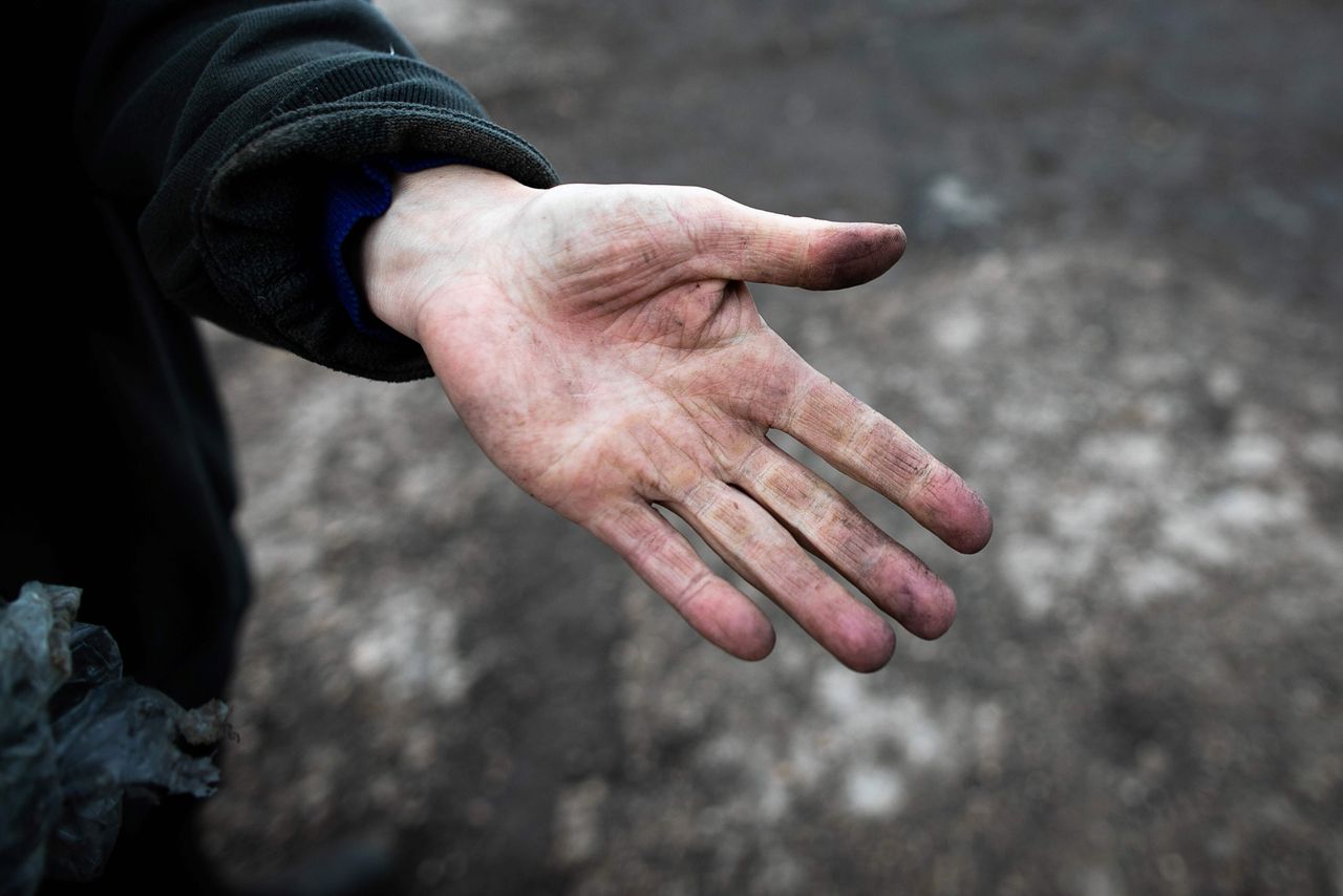 Een boerin laat zien hoeveel (mogelijk gevaarlijke) roetdeeltjes er een paar dagen na de brand op haar handen zitten. Tweede foto: Ingepakte hooibalen met daarop roetresten.