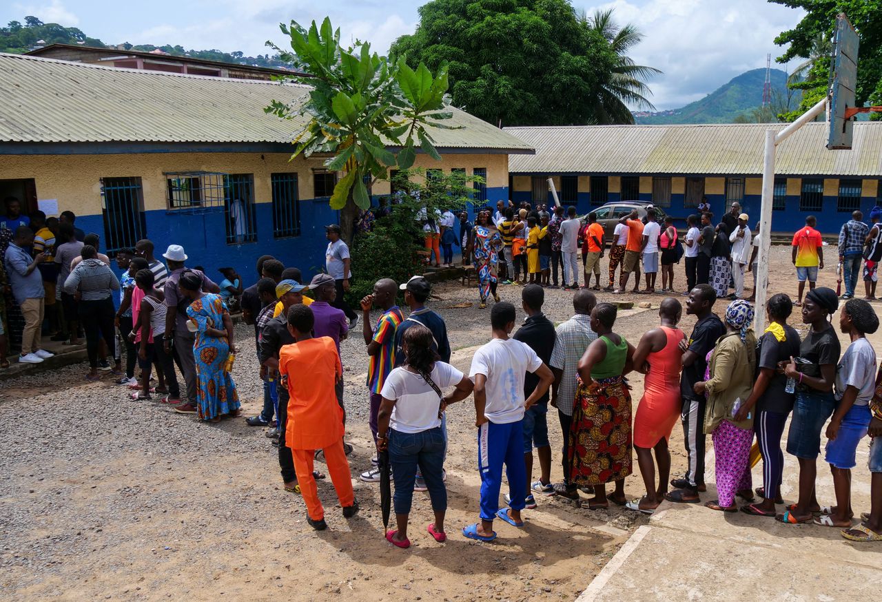 Zittende president Bio aan kop bij verkiezingen in Sierra Leone 