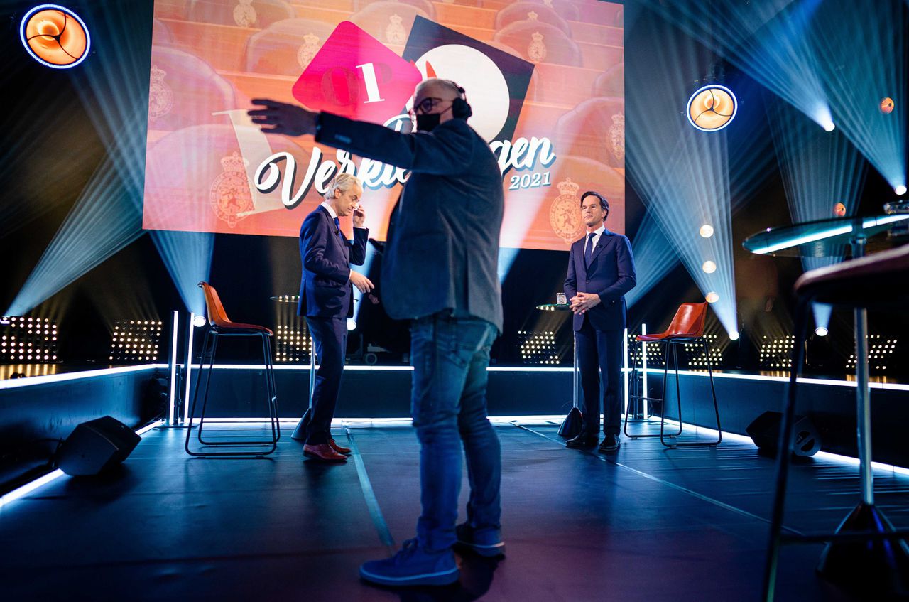 Lijsttrekkers Geert Wilders (PVV) en Mark Rutte (VVD) gaan in de Melkweg met elkaar in debat tijdens de eerste uitzending van de verkiezingsdebatten gepresenteerd door Jeroen Pauw.