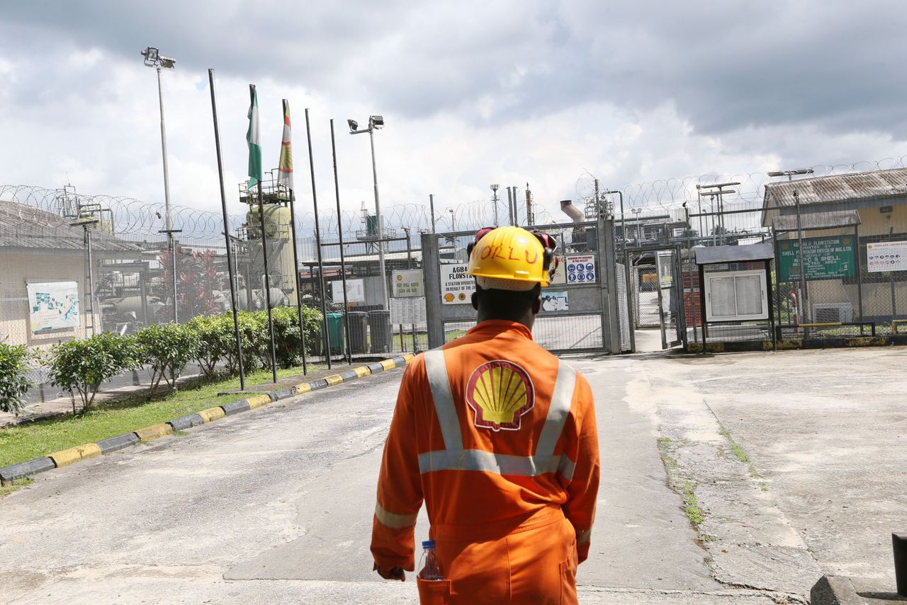 Een oliedistributiecentrum van Shell in Port Harcourt in Nigeria.