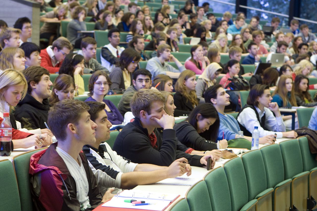 Studenten in de collegezaal van de Erasmus Universiteit.
