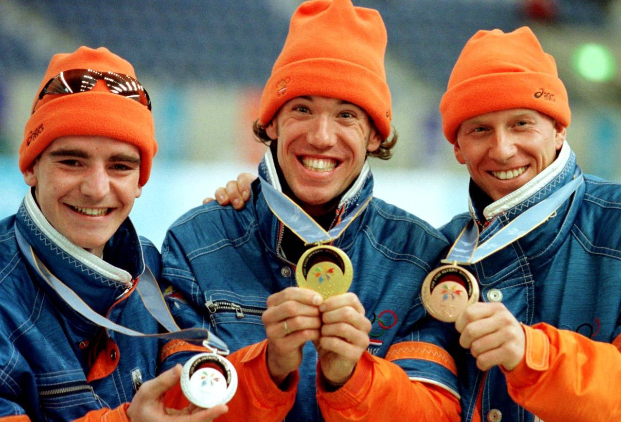 Olympische medailles en lachende schaatsers in Nagano. Bob de Jong, Gianni Romme, Rintje Ritsma.