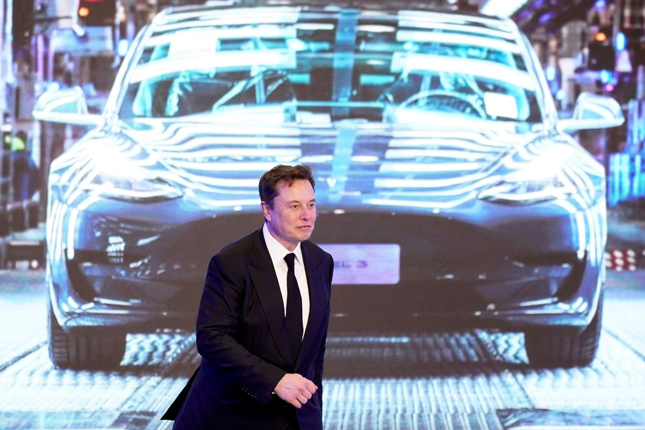 Tesla, het bedrijf van topman Elon Musk, blijkt een flink zakcentje te verdienen met emissiehandel.