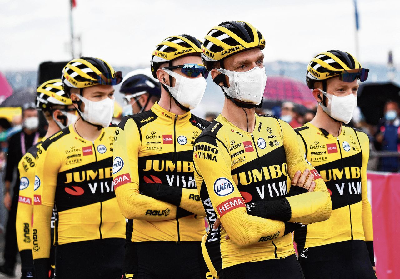 Renners van Jumbo-Visma zondag voor de start van de negende etappe, de laatste rit die de ploeg deze Giro reed.