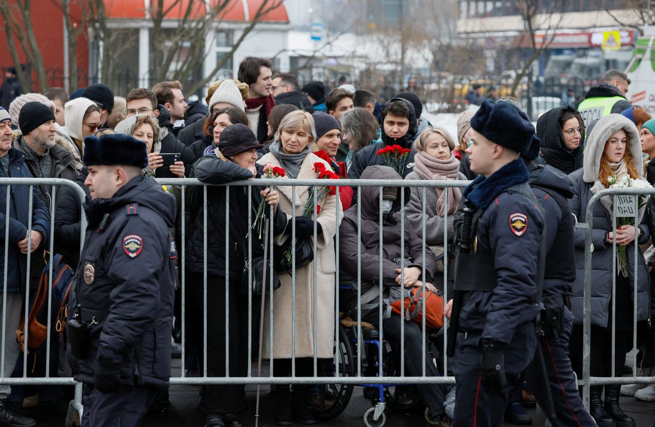 ‘Duizend’ aanhangers Navalny aanwezig bij herdenking, evenals een groot aantal politieagenten 