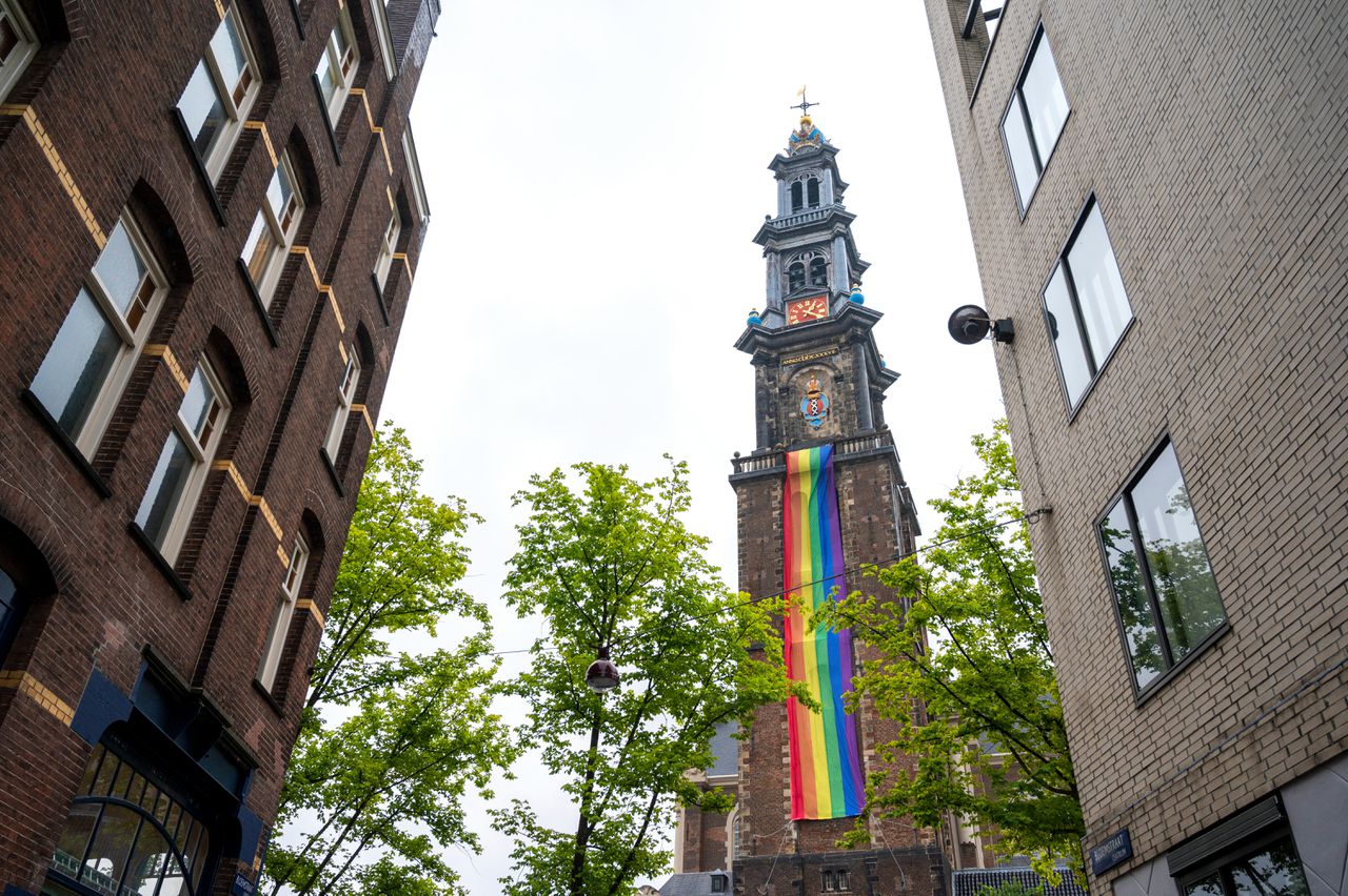Een regenboogvlag siert de Westertoren in Amsterdam op 25 juli 2020.