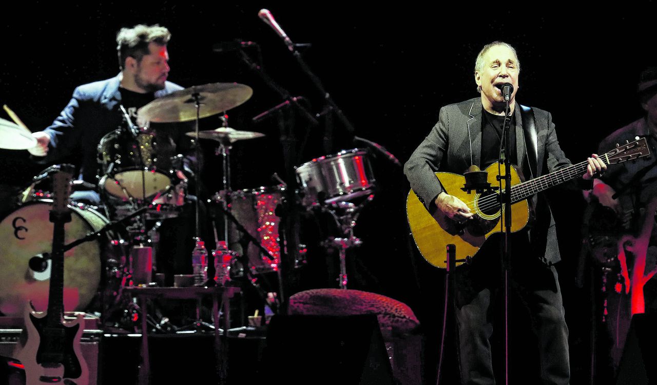 Paul Simon bij een optreden in Madrid, november 2016.