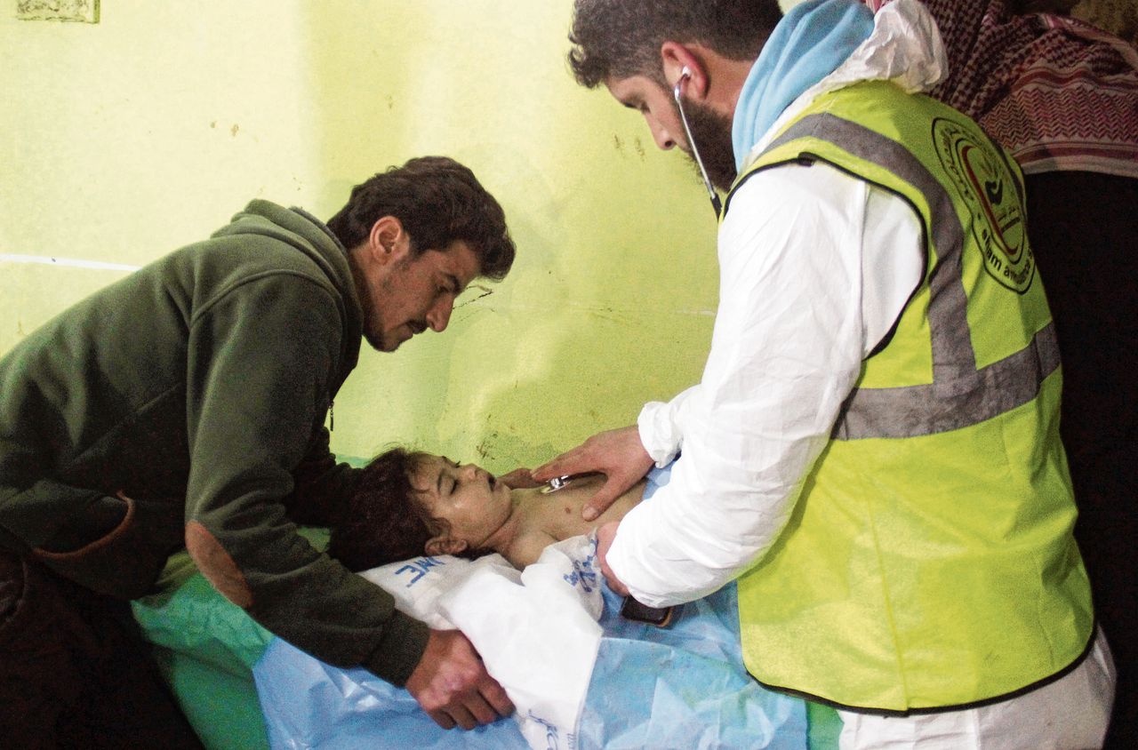 Een bewusteloos Syrisch kind wordt behandeld na een aanval in de noordwestelijke plaats Khan Sheikhun, in 2017, waar de Syrische regering gifgas zou hebben gebruikt. Er vielen toen zeker 58 doden.