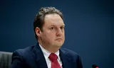 Ronald Sandee wordt door een commissie van de Tweede Kamer verhoord over illegale geldstromen vanuit het buitenland.