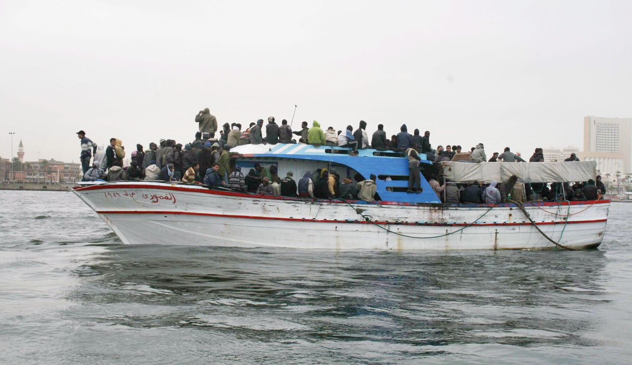 Een overvolle boot met migranten, vertrokken uit Libië