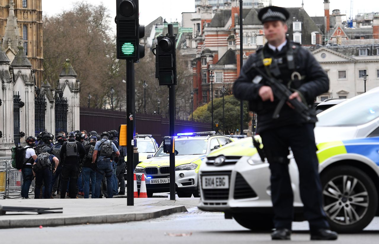 Gewapende politie bij het Britse parlement kort nadat de aanslag woensdagmiddag heeft plaatsgevonden.