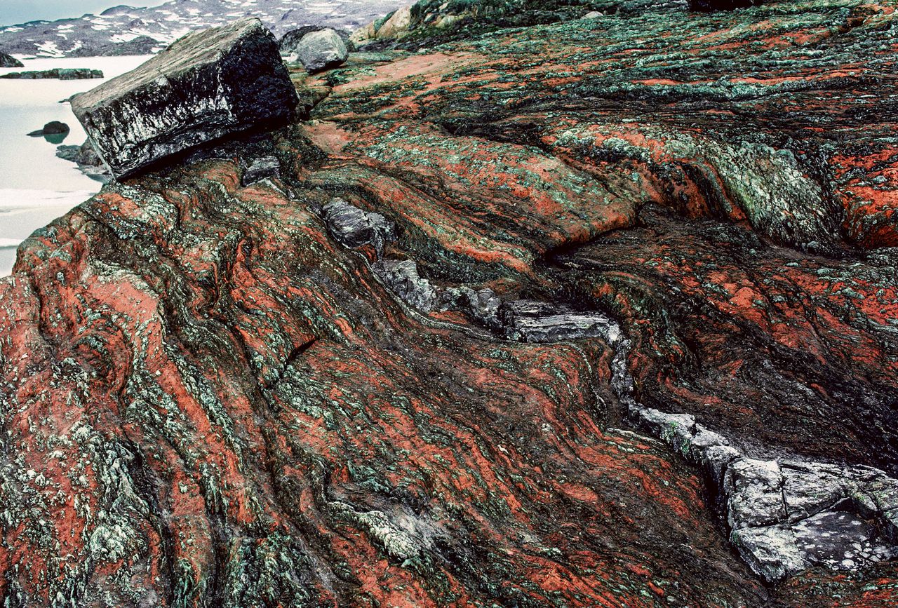 De rotsformaties van de Isua Greenstone Belt op Groenland, gelden als het oudste afzettingsgesteente op aarde. Nu zijn er ook fossielen in gevonden.