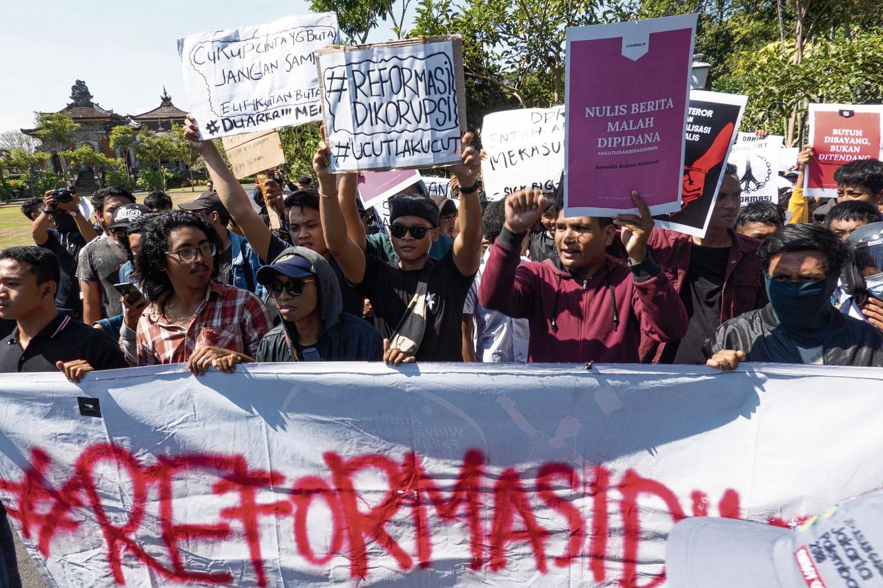 Indonesische studenten betogen in Jakarta tegen de voorgenomen wijziging van het wetboek van strafrecht.
