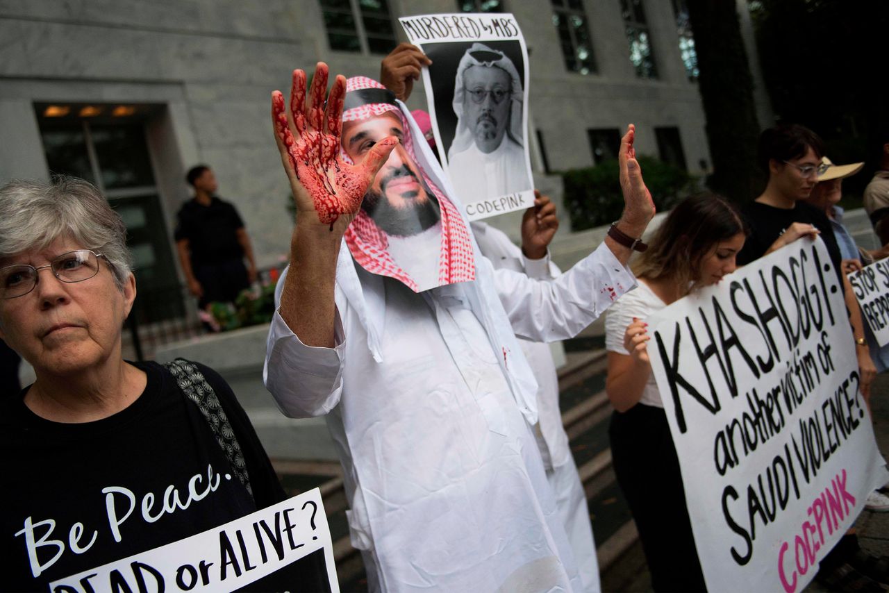 Een demonstrant verkleed als de Saoedische kroonprins Mohammed bin Salman, met bloed aan zijn handen, protesteert tegen de verdwijning van Khashoggi bij de ambassade van Saoedi-Arabië in Washington.