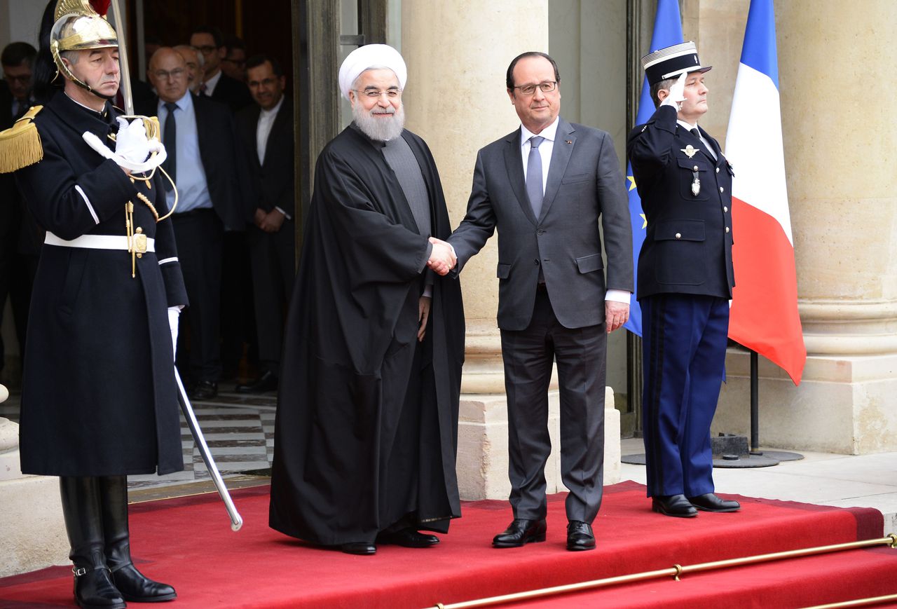 De Iraanse president Rohani en de Franse president Hollande schudden elkaar de hand voorafgaand aan een ontmoeting op het Elysée.