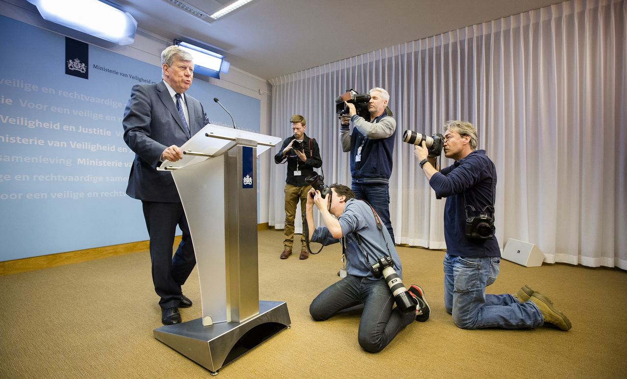 Minister Ivo Opstelten van Veiligheid en Justitie op 9 maart tijdens de persconferentie waarin hij zijn aftreden aankondigde. Foto ANP / Bart Maat